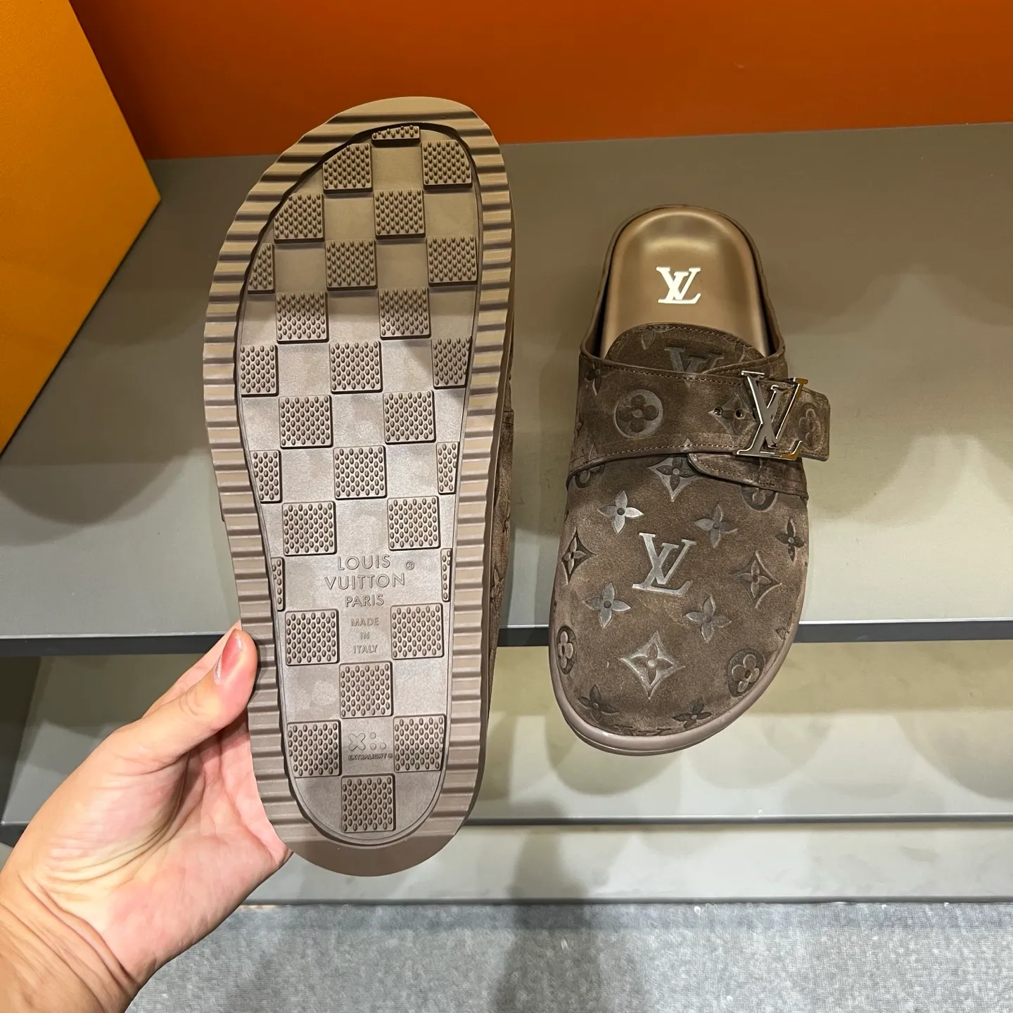 P360, 38-45 LV Easy 2025 new men's casual sandals, made of suede cow leather, with Monogram pattern to highlight the trendy style. Adjustable straps illuminated with LV letters, while a resilient insole and micro outsole provide lightweight comfort. Made of suede cow leather with embossed Monogram pattern and brand element metal hardware✅Adjustable straps➕Tough insole‼ ️Micro outsole. Comfortable and easy to wear‼ ️